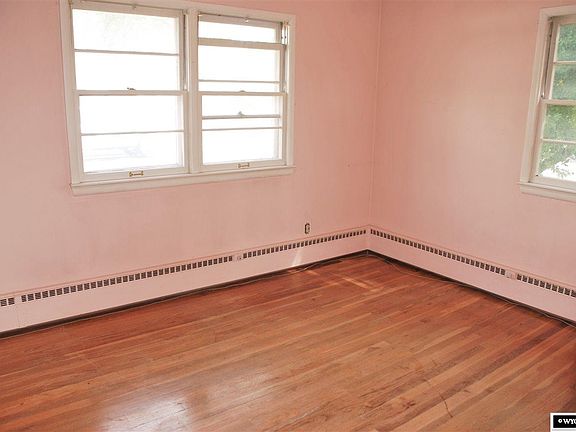 5th image of 320 East Ln