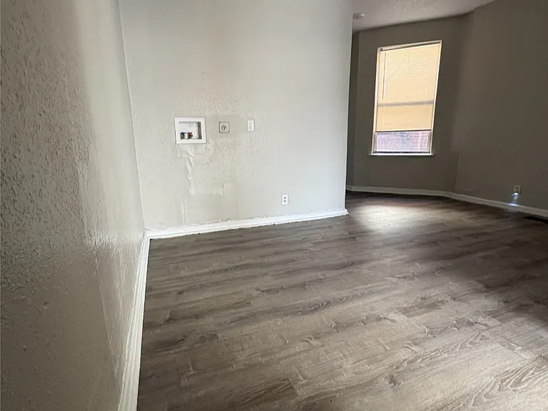 2548 Bremen Ave — Photo 3