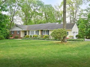 11 Landview Dr, Dix Hills, NY 11746