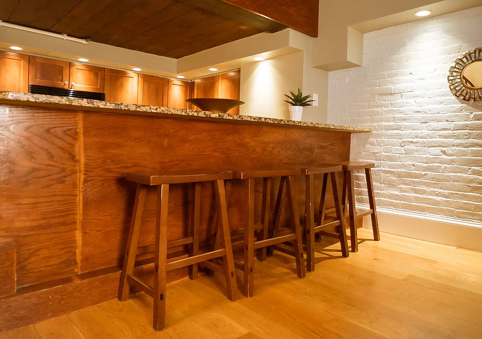 Lovely 3-bedroom/2-bath Brownstone Apt in Back Bay — Photo 2
