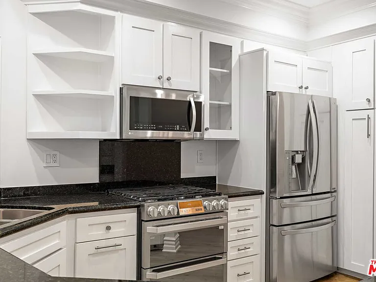 850 N Croft Ave #303 — Photo 31