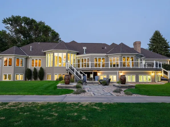 5003 Osborne Dr W, Hastings, NE 68901