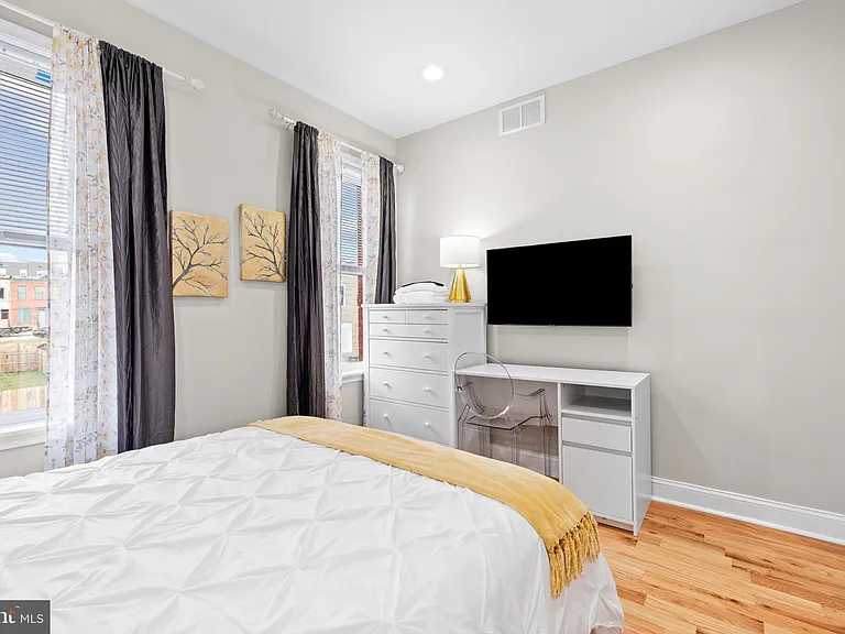 2219 E Chase St — Photo 27