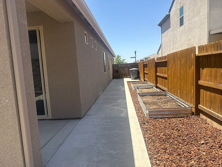 1413 Johnson Ln — Photo 7