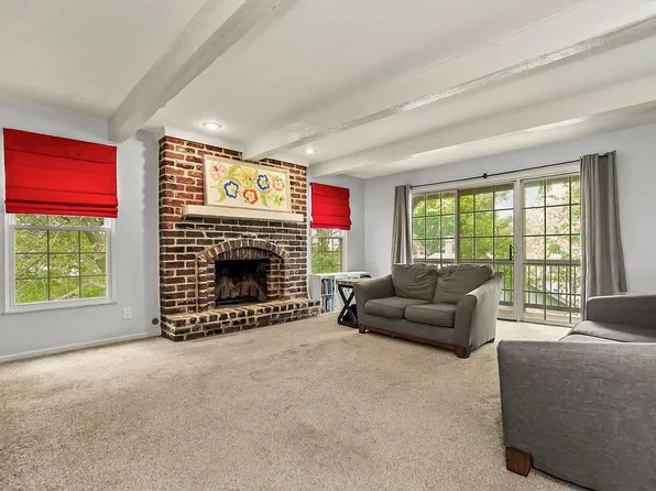 5716 Metcalf Ct, Overland Park, KS 66202