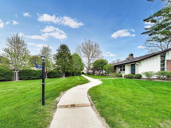 4th image of 307 Crestwood Vlg
