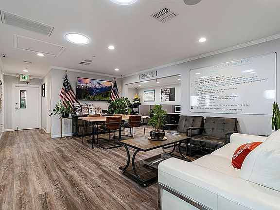 5th image of 910 S Glenoaks Blvd