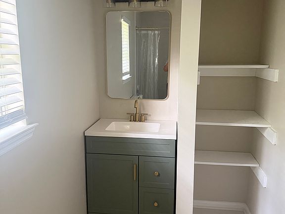 4th image of 110 Blueberry Ct