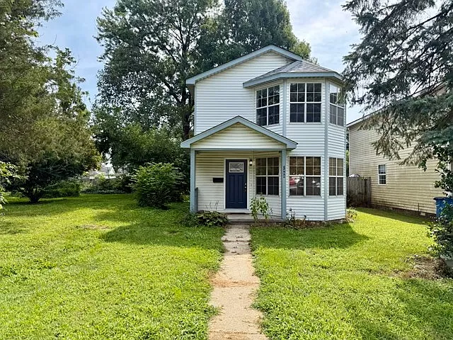 3 bed, 1.5 bath, 1428 sqft, $1,150 — Photo 1