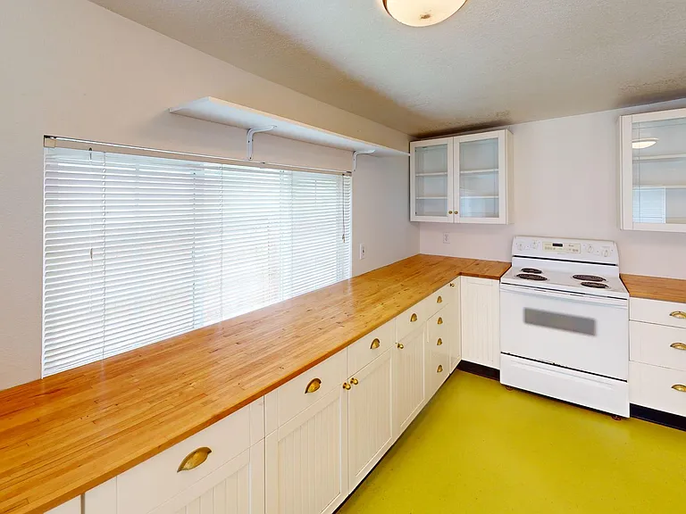1554 SE Marion St — Photo 8