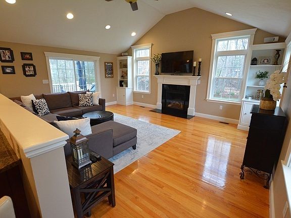 3rd image of 81 Crabtree Ln