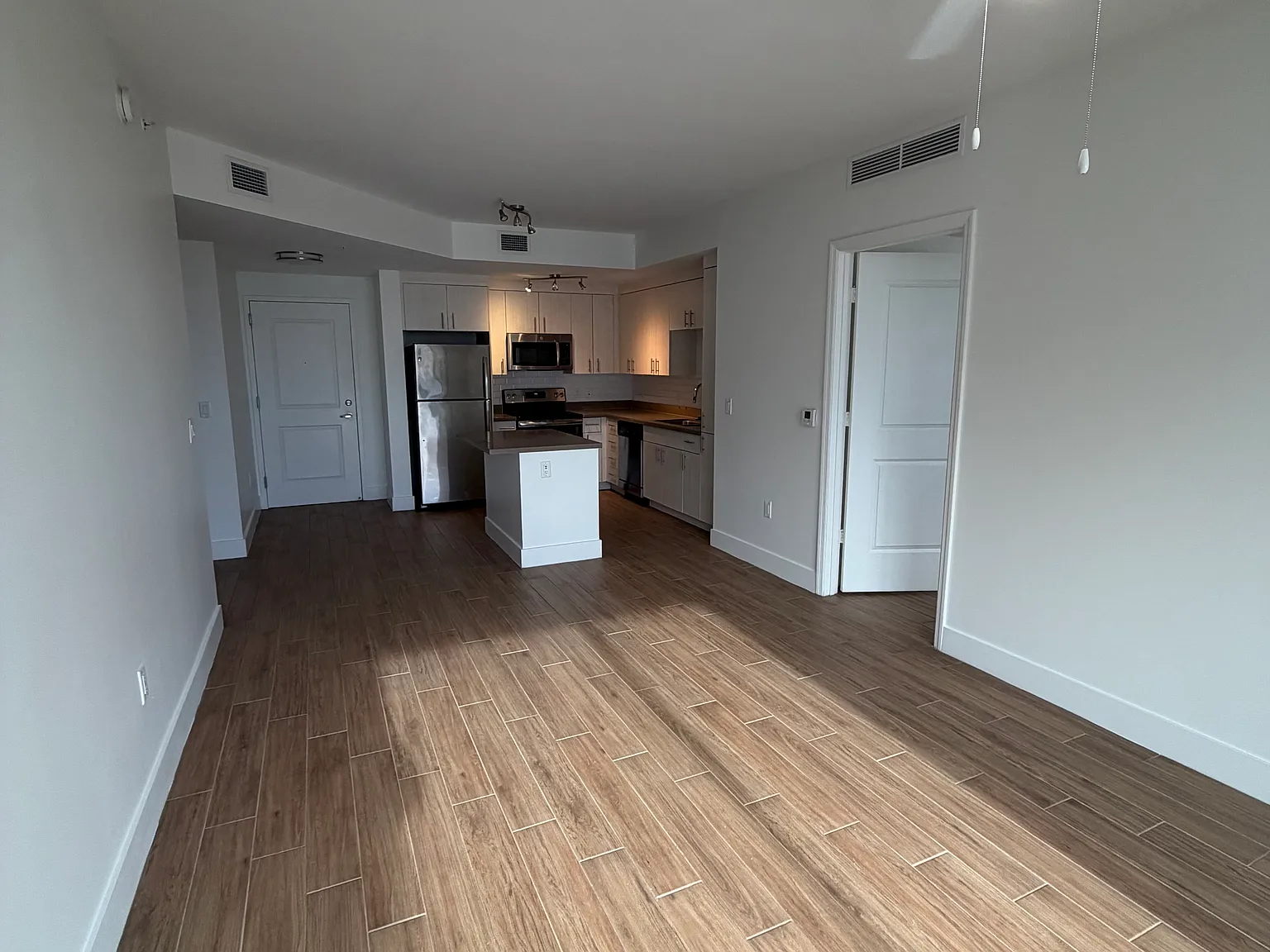 2 bed, 1053 sqft, $2,290 — Photo 3