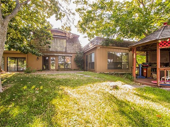 2nd image of 405 River Lake Dr