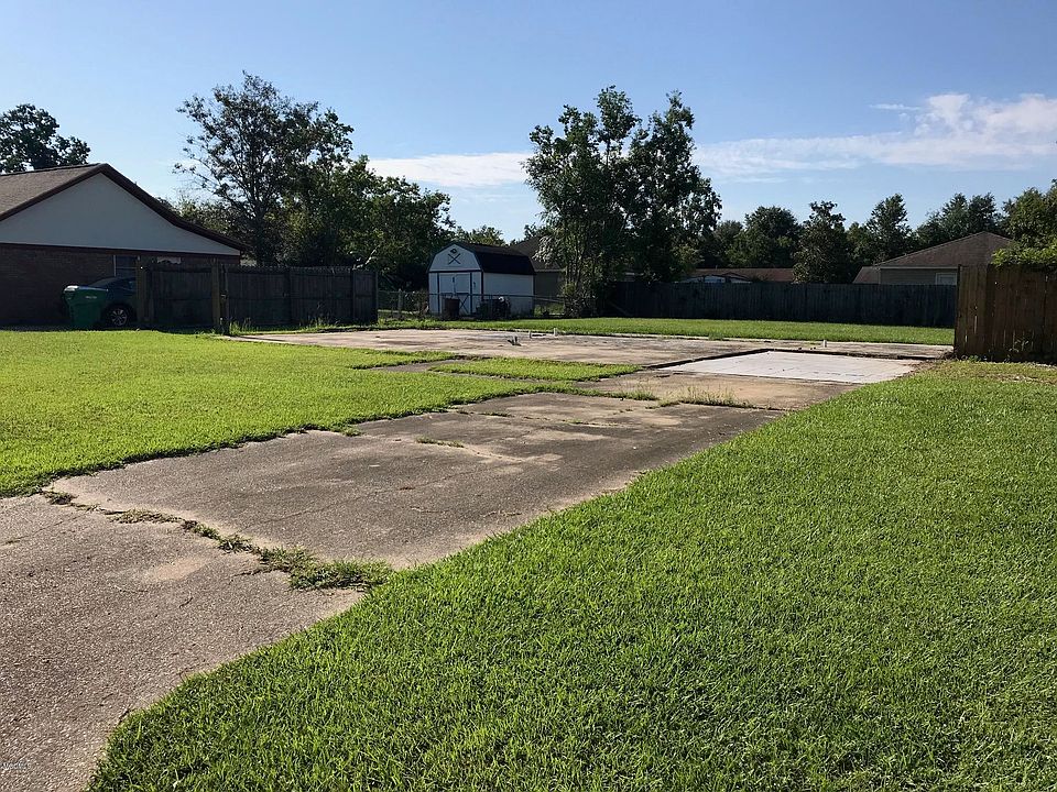 1st image of 303 Mary Dr