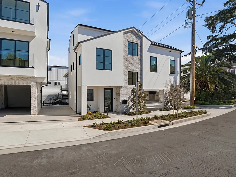 700 1/2 Iris Ave — Photo 1