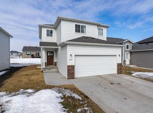 934 David Dr, Grand Forks, ND 58201
