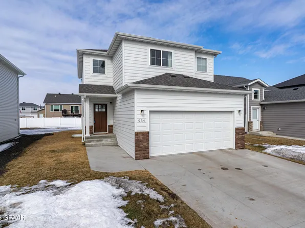934 David Dr, Grand Forks, ND 58201