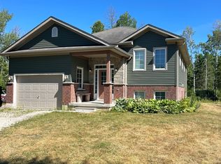 23 Robert St S, Wasaga Beach, ON L9Z 2Y2