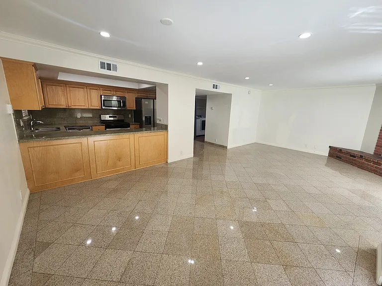 626 N Isabel St #202 — Photo 23