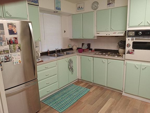 3rd image of 801 W Colonial Cir