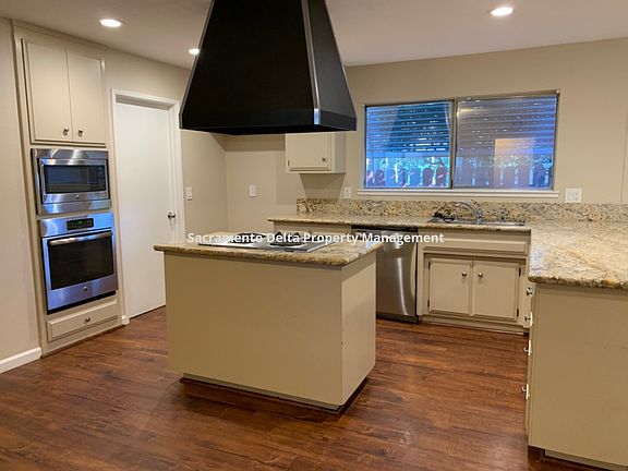 3rd image of 8424 Mediterranean Way