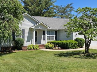1124 E Deer Creek Dr, Crossville, TN 38571
