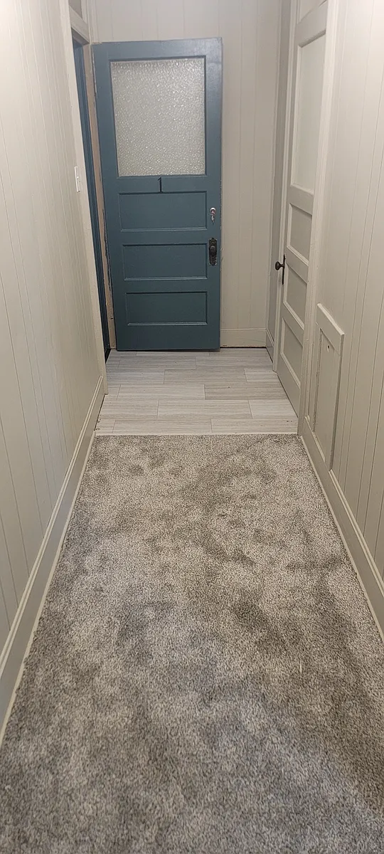 Entryway, new carpet and fresh paint - 402 Shawnee St #1