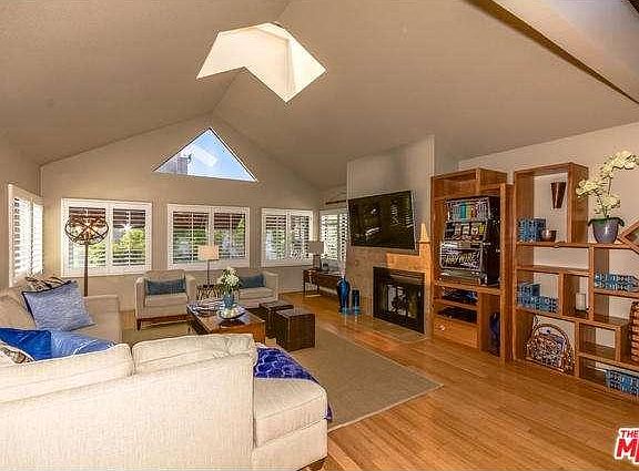3rd image of 2610 Pacific Ave