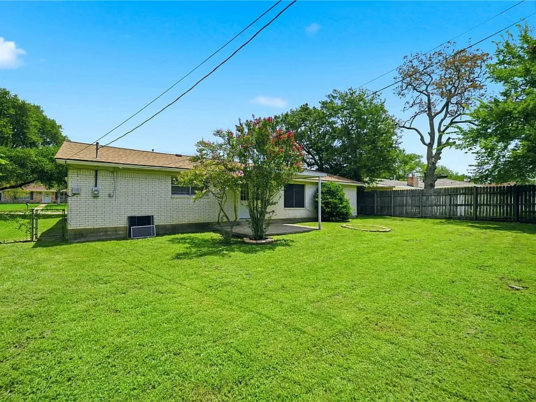 2304 Devonshire St — Photo 35