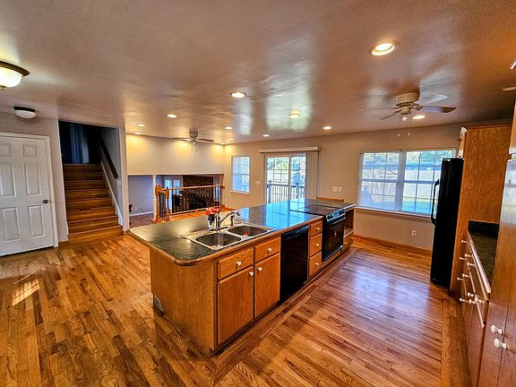 3rd image of 253 Richard Dr