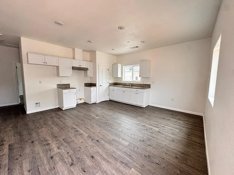 KITCHEN/LIVING ROOM
