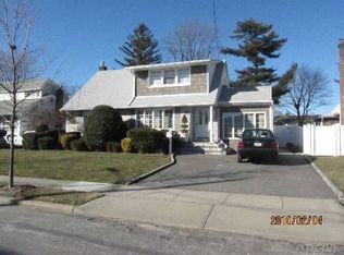 19 Martin Rd S, Bethpage, NY 11714