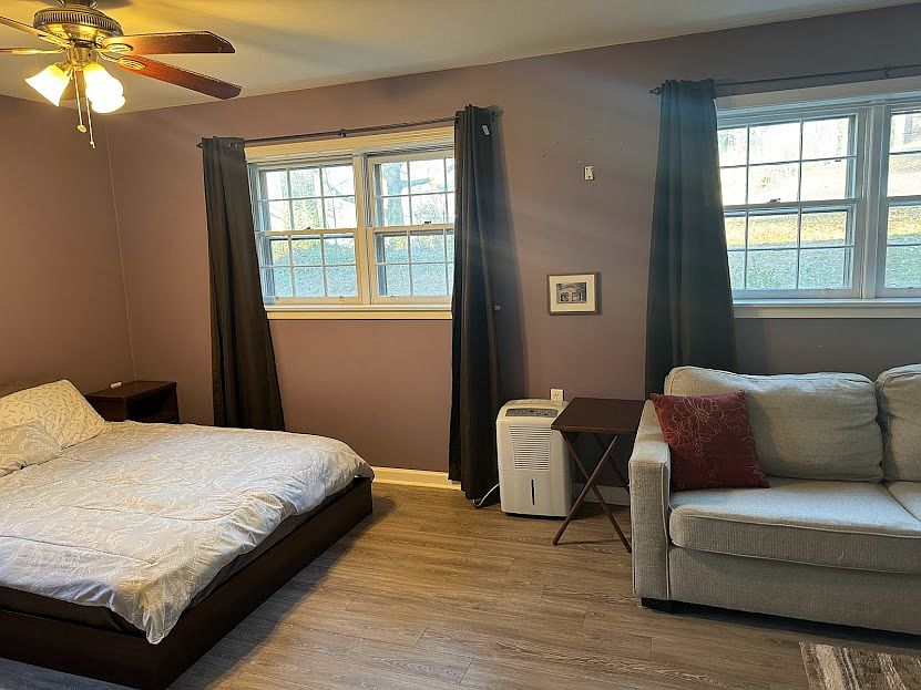 Bedroom can accommodate a living space as well.