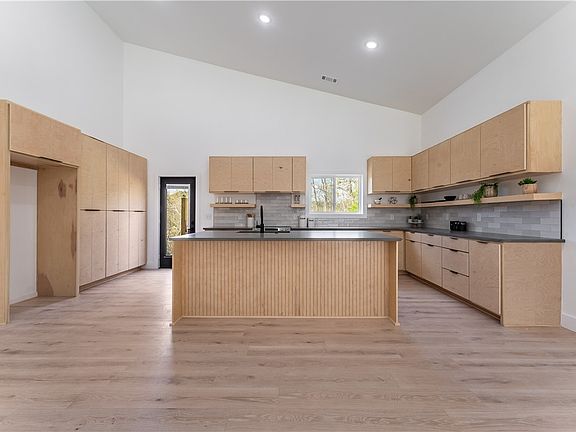 5th image of 4 Fleetwood Cir