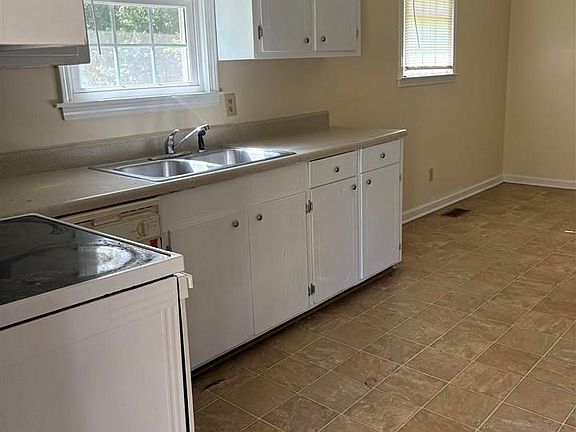 3rd image of 1017 Greenleaf Rd