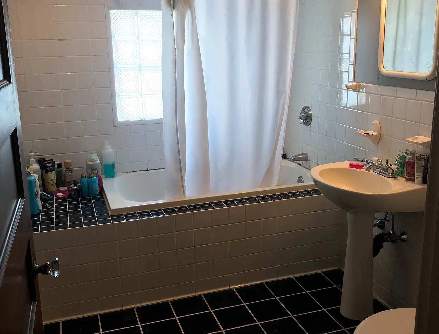 3 bed, 1.5 bath, 2260 sqft, $2,800 — Photo 2