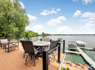6008 Sunset Blvd, Madison, SD 57042