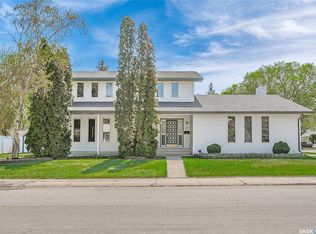 2 Cambridge CRESCENT, Saskatoon, SK S7H 3P8