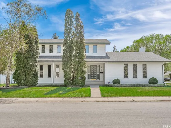 2 Cambridge CRESCENT, Saskatoon, SK S7H 3P8