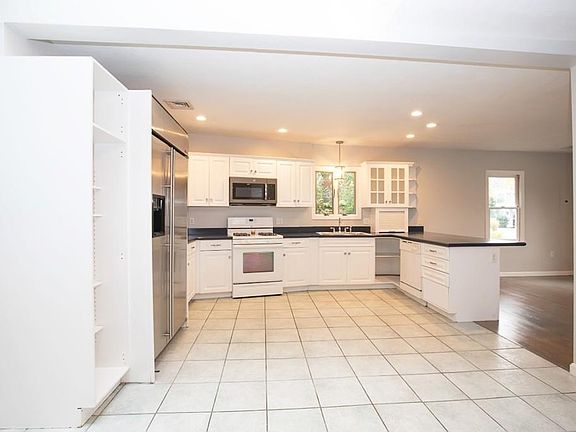 4th image of 114 Elm St Unit 114