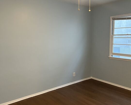 5th image of 10503 Missouri Ave
