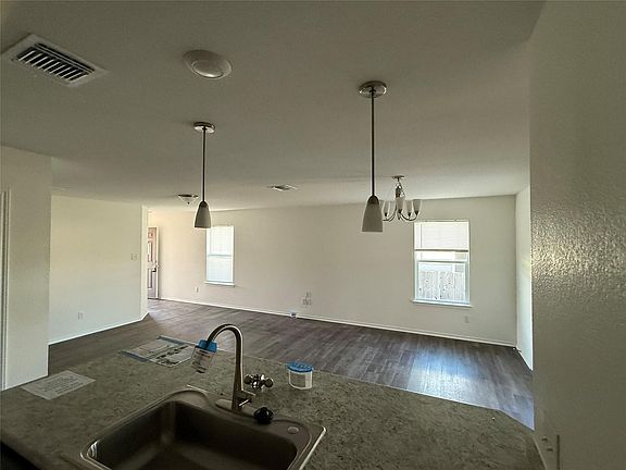 4th image of 204 Lucky Texan Rd