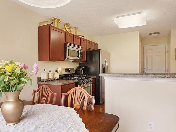 3rd image of 303 Bucknell Ct