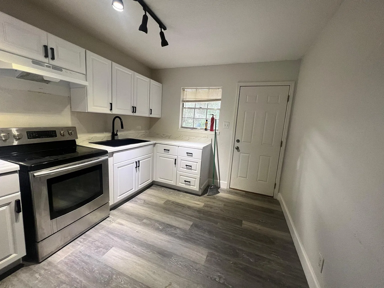 1042 SW McFarlane Ave — Photo 3