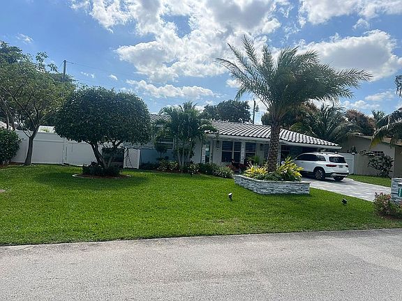 3rd image of 830 NE 32nd Ct
