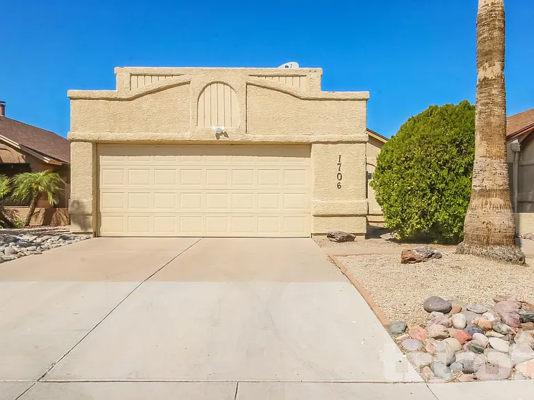 1706 N Comanche Dr — Photo 1