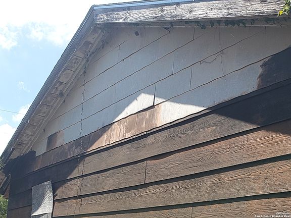 3rd image of 2341 Pecan St