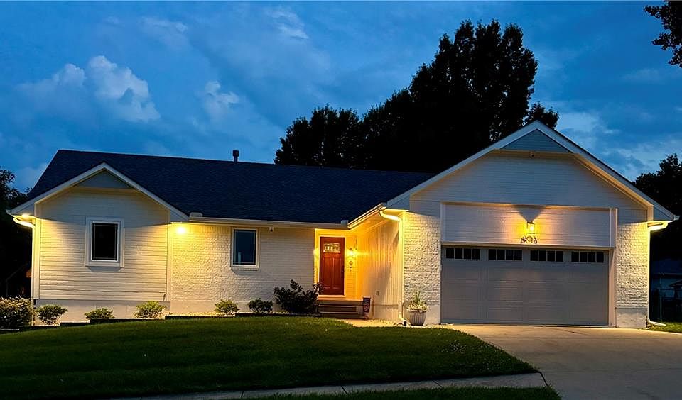 1st image of 803 SW Rockhill Dr