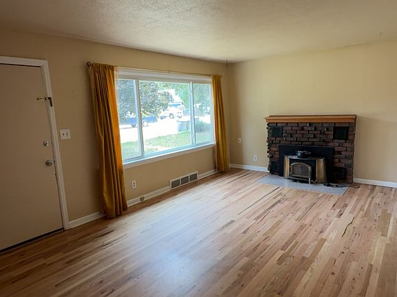 3rd image of 2225 S Division Ave