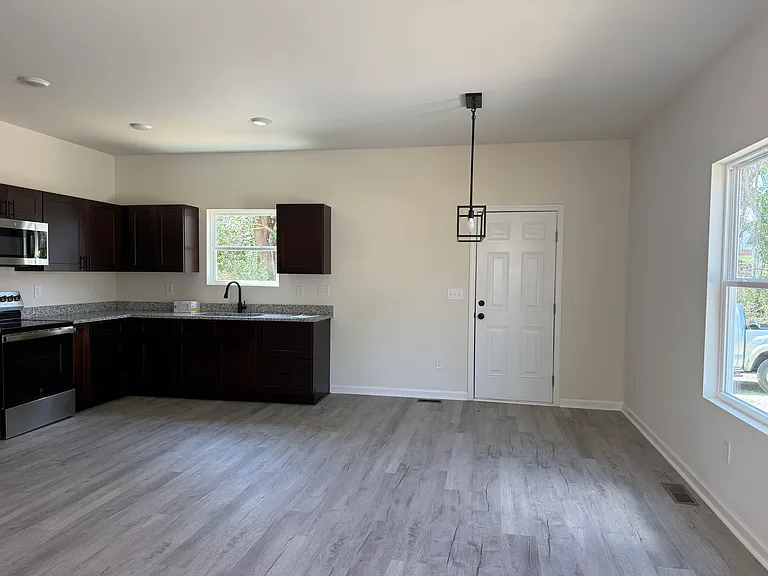 1259 Railroad St — Photo 2